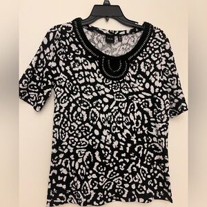 Women’s Petite Small Black and White Patterned Women's Top
